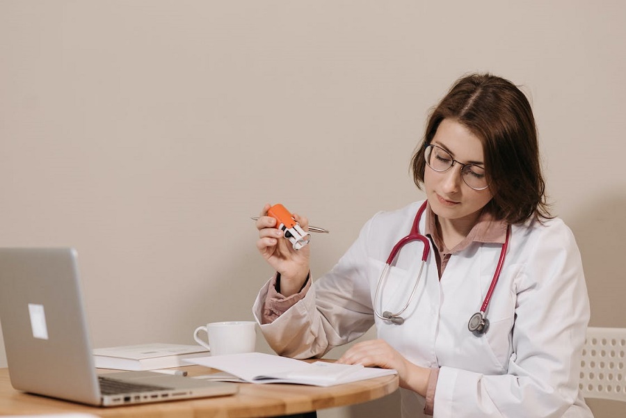 Télésecrétaire médical ou secrétaire en interne : lequel choisir ?